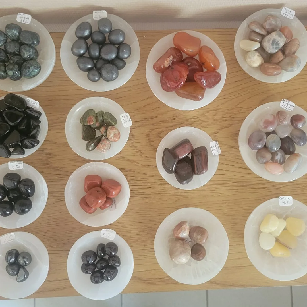 Pierres roulées en coupelles, dans la boutique d'Eni