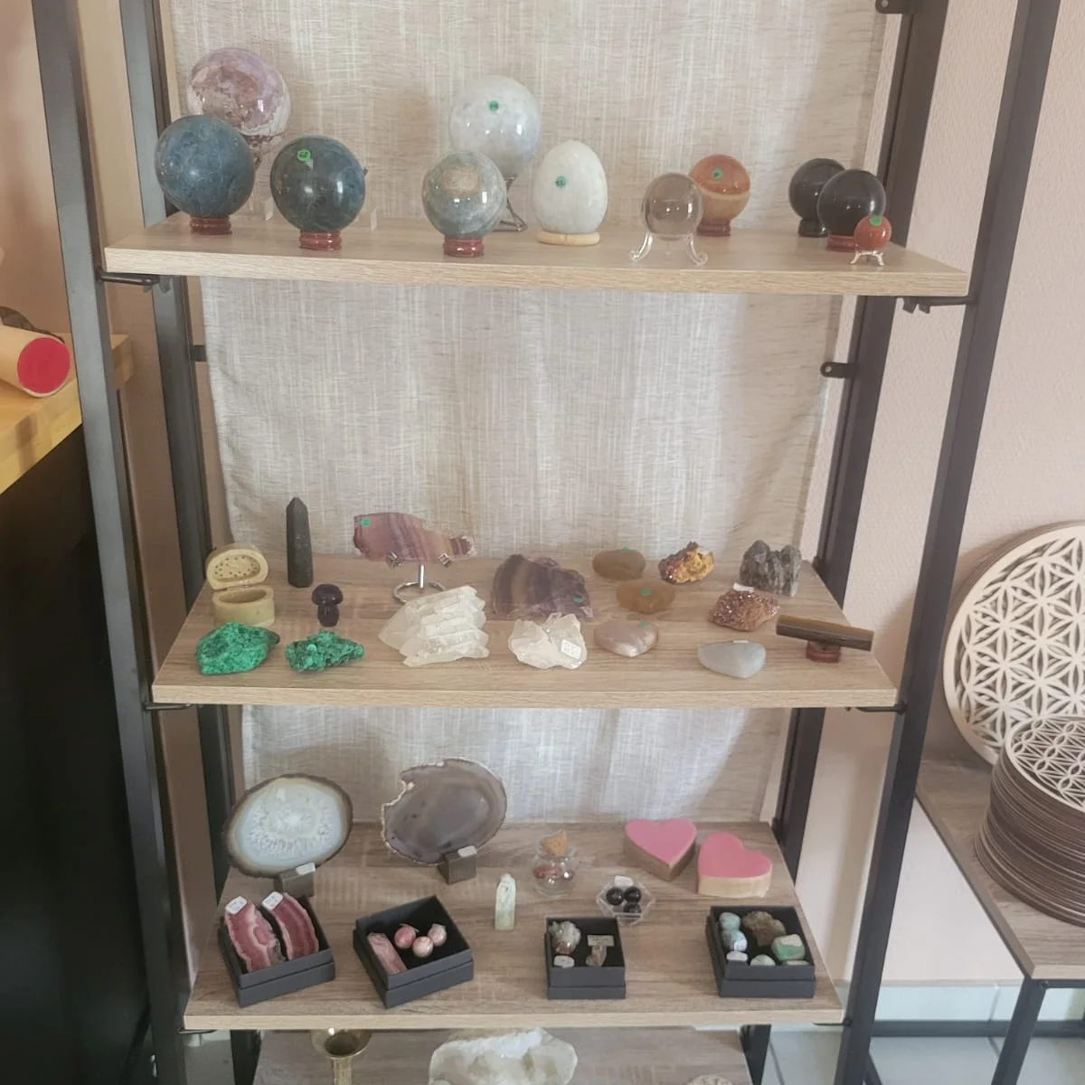 Sphères, druses et agates sur l'étagère de la boutique d'Eni